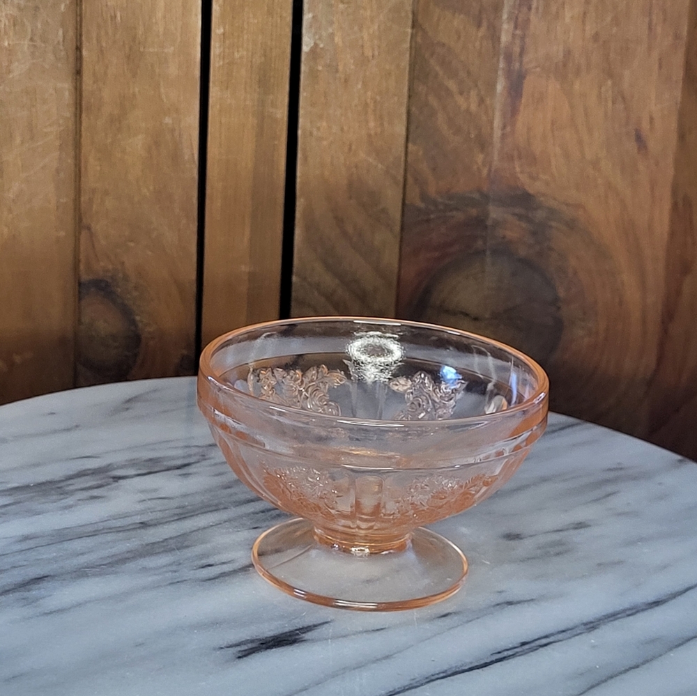 Elegant Pink Glass Dessert Bowl - Picture 2 of 11
